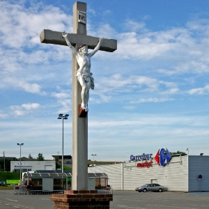 Un Christ veille sur le Carrefour de Marconne (62)